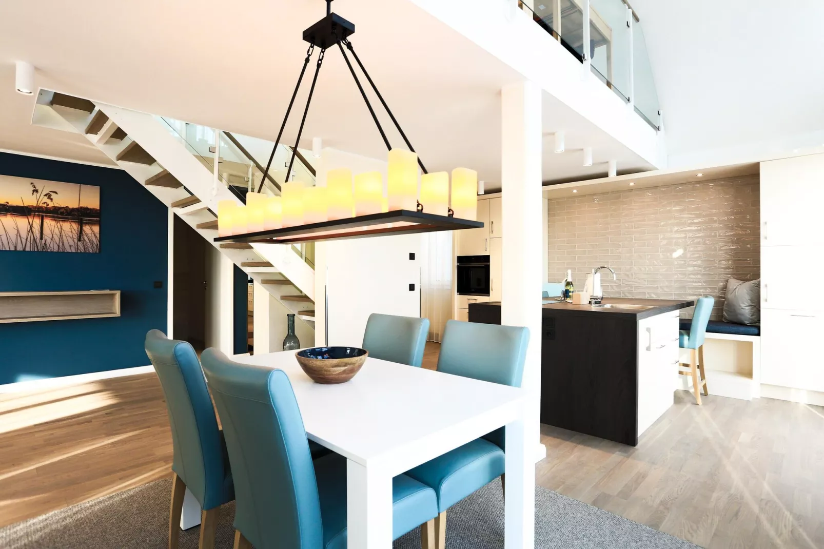 Apartments im MAREMÜRITZ Yachthafen Resort & Spa / Mare Grand Maisonette Suite 4 Personen-Eetkamer