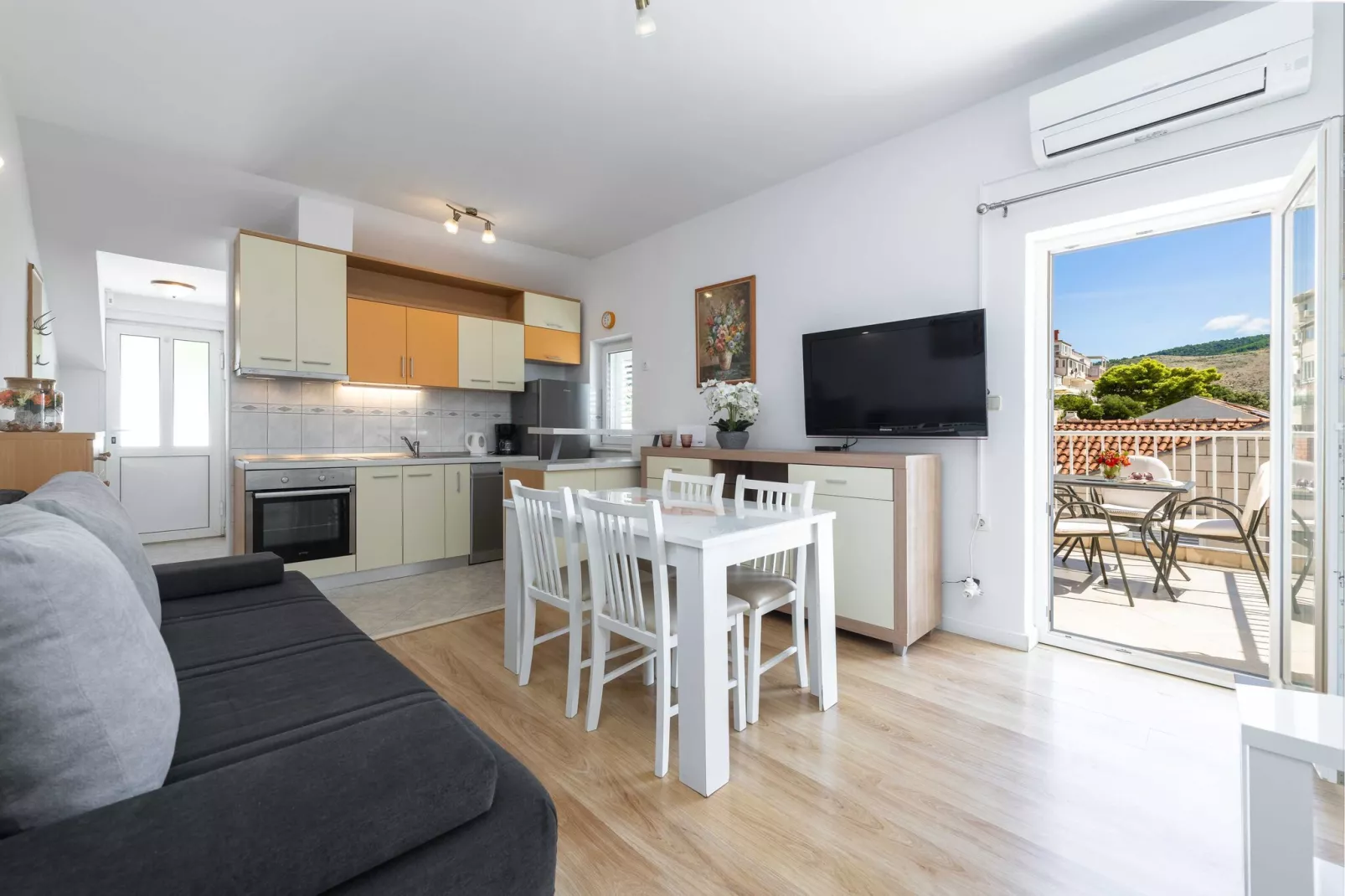 Green Hills Apartment - One Bedroom Apartment with Balcony and Sea View-Woonkamer