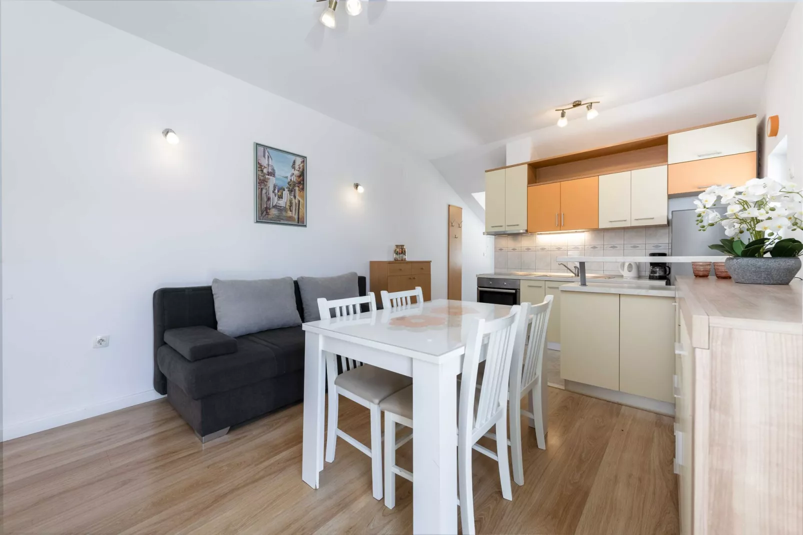 Green Hills Apartment - One Bedroom Apartment with Balcony and Sea View-Eetkamer