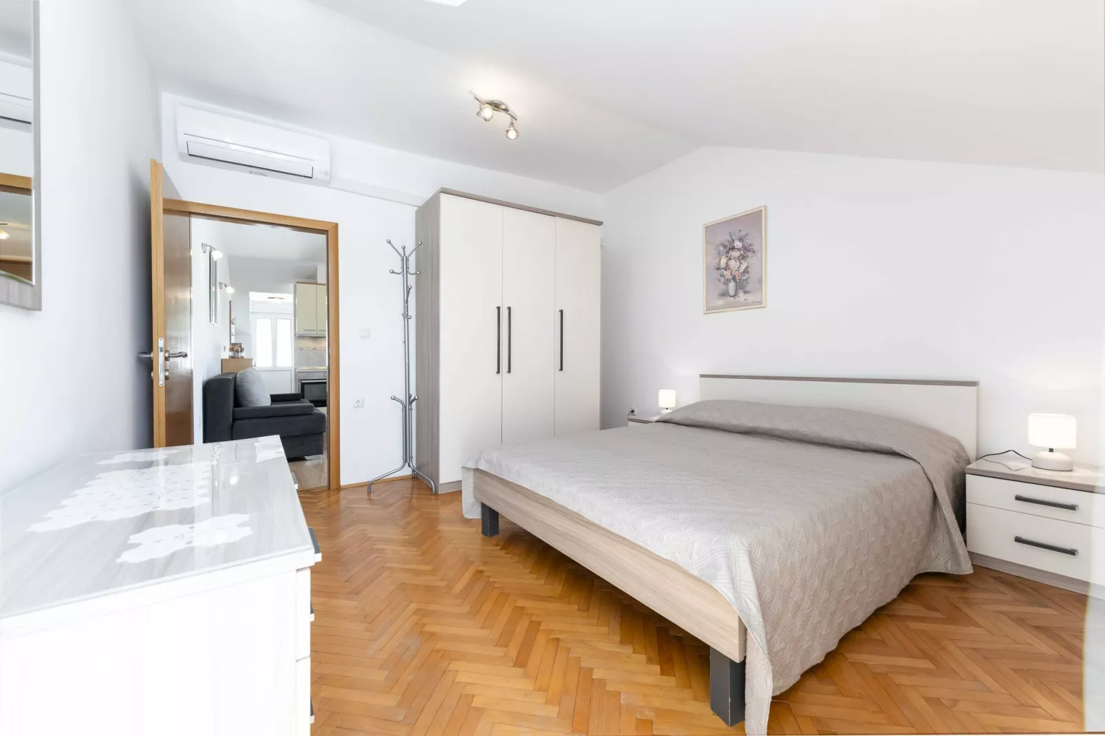 Green Hills Apartment - One Bedroom Apartment with Balcony and Sea View-Slaapkamer