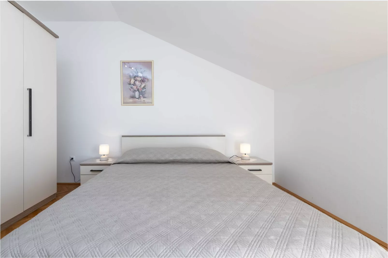 Green Hills Apartment - One Bedroom Apartment with Balcony and Sea View-Slaapkamer