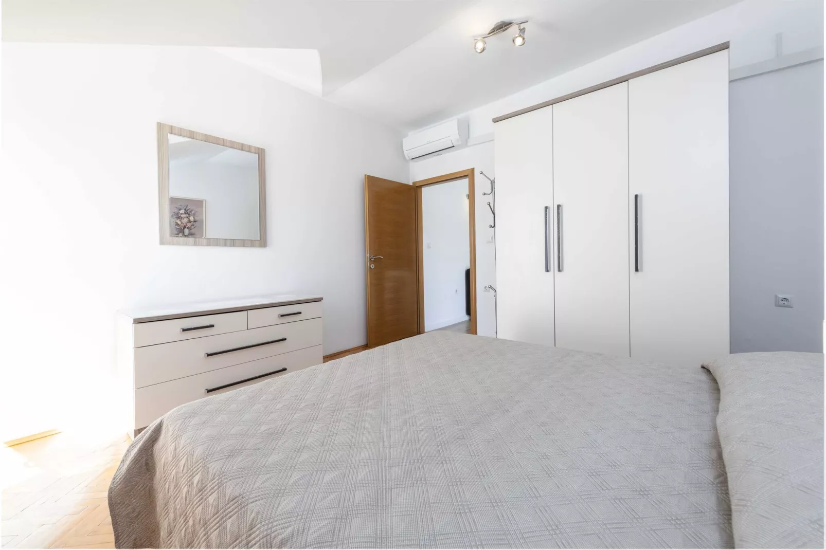 Green Hills Apartment - One Bedroom Apartment with Balcony and Sea View-Slaapkamer