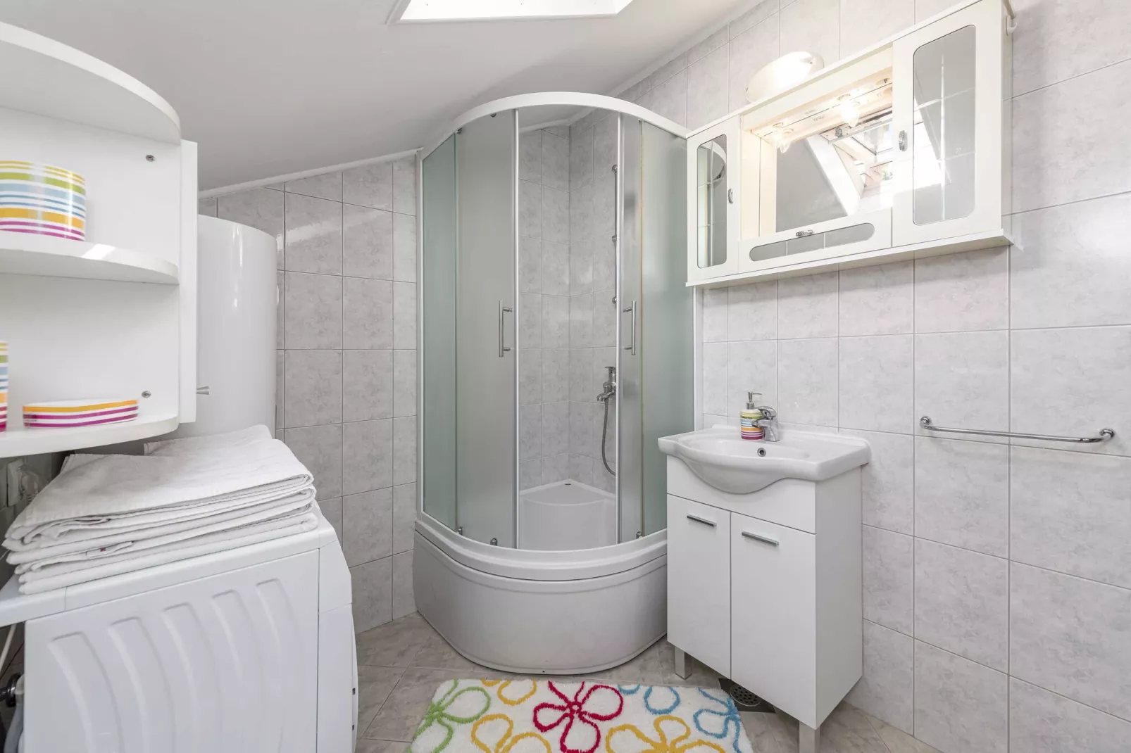 Green Hills Apartment - One Bedroom Apartment with Balcony and Sea View-Badkamer