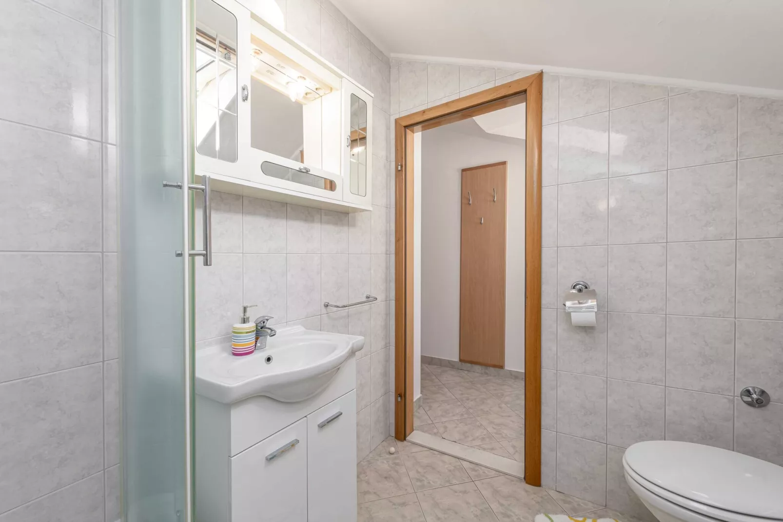 Green Hills Apartment - One Bedroom Apartment with Balcony and Sea View-Badkamer