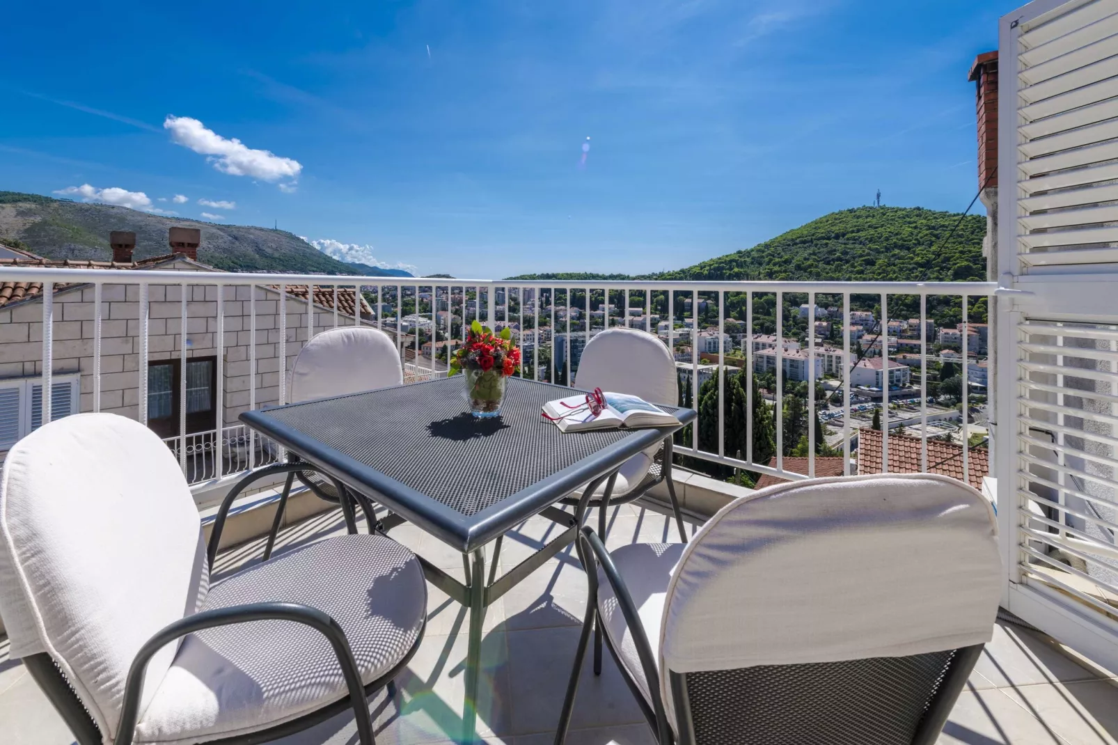 Green Hills Apartment - One Bedroom Apartment with Balcony and Sea View-Buitenlucht