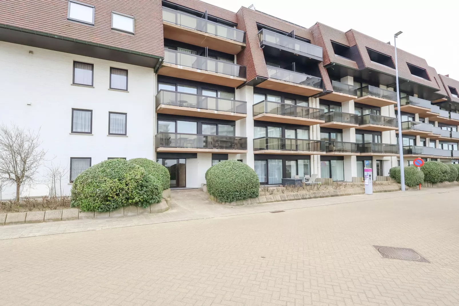 PLAZA J/0936-Buitenkant zomer