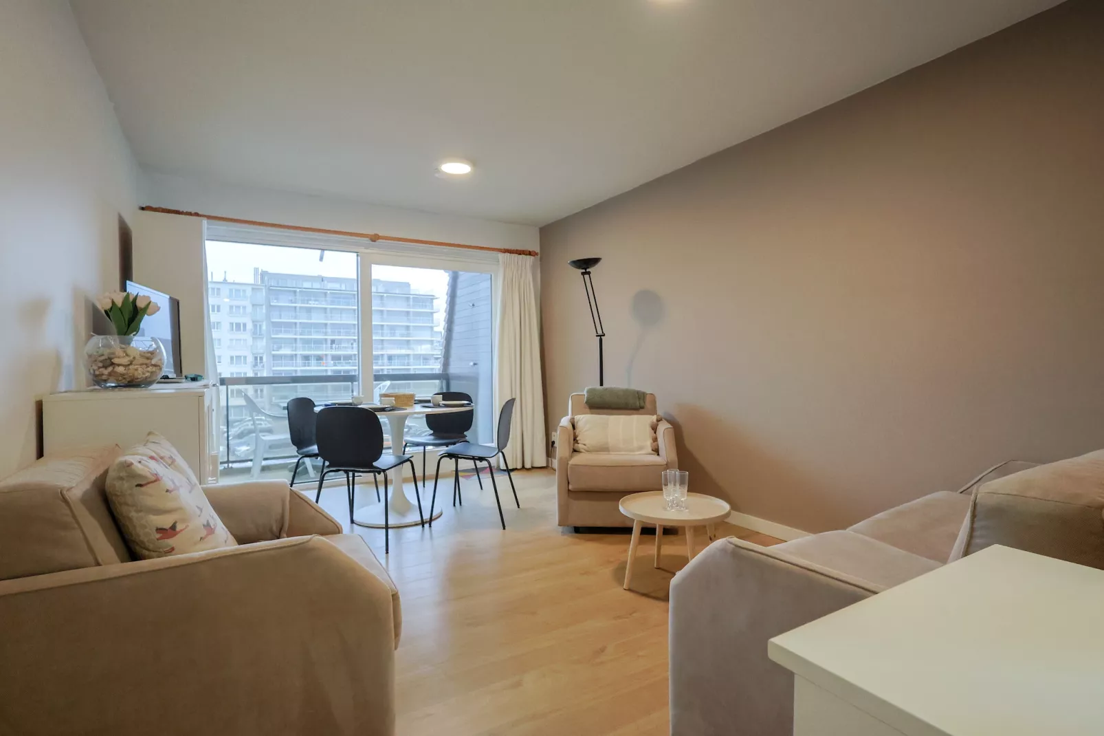 PLAZA J/0936-Woonkamer