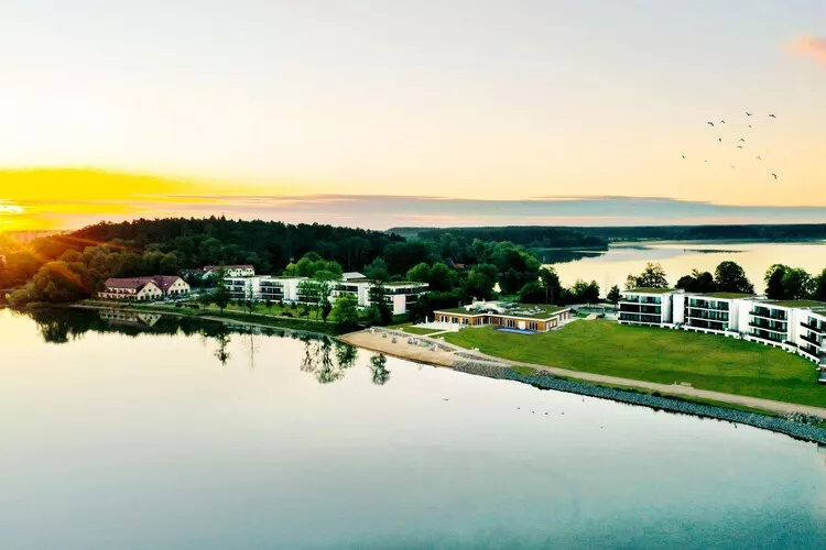 Apartments im MAREMÜRITZ Yachthafen Resort & Spa / Fortuna Suite Müritzblick 3 Personen-Buitenkant zomer