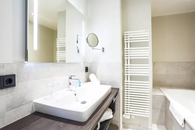 Apartments im MAREMÜRITZ Yachthafen Resort & Spa / Fortuna Suite Müritzblick 3 Personen-Badkamer