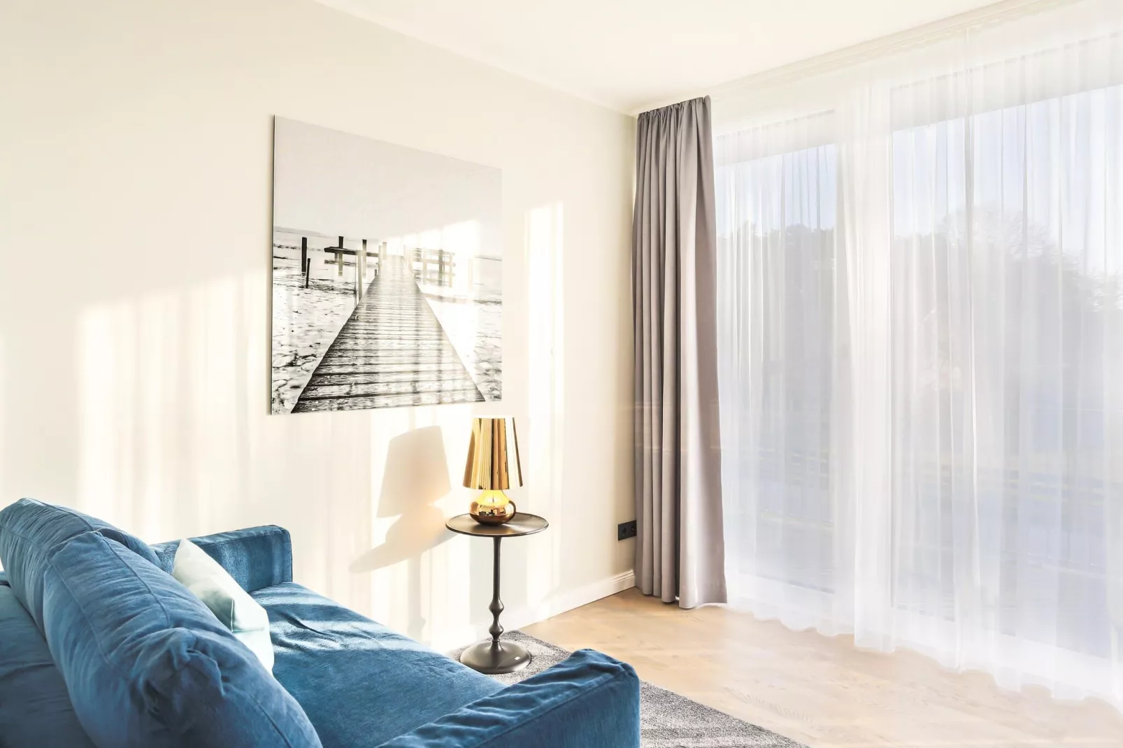 Apartments im MAREMÜRITZ Yachthafen Resort & Spa / Fortuna Suite Müritzblick 2 Personen und 1 Kind 3 - 15 Jahre-Woonkamer