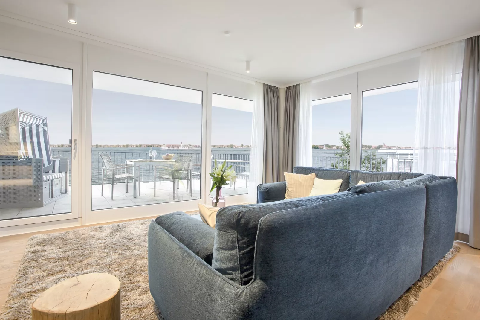 Apartments im MAREMÜRITZ Yachthafen Resort & Spa / Anker Penthouse Suite 2 Personen-Woonkamer