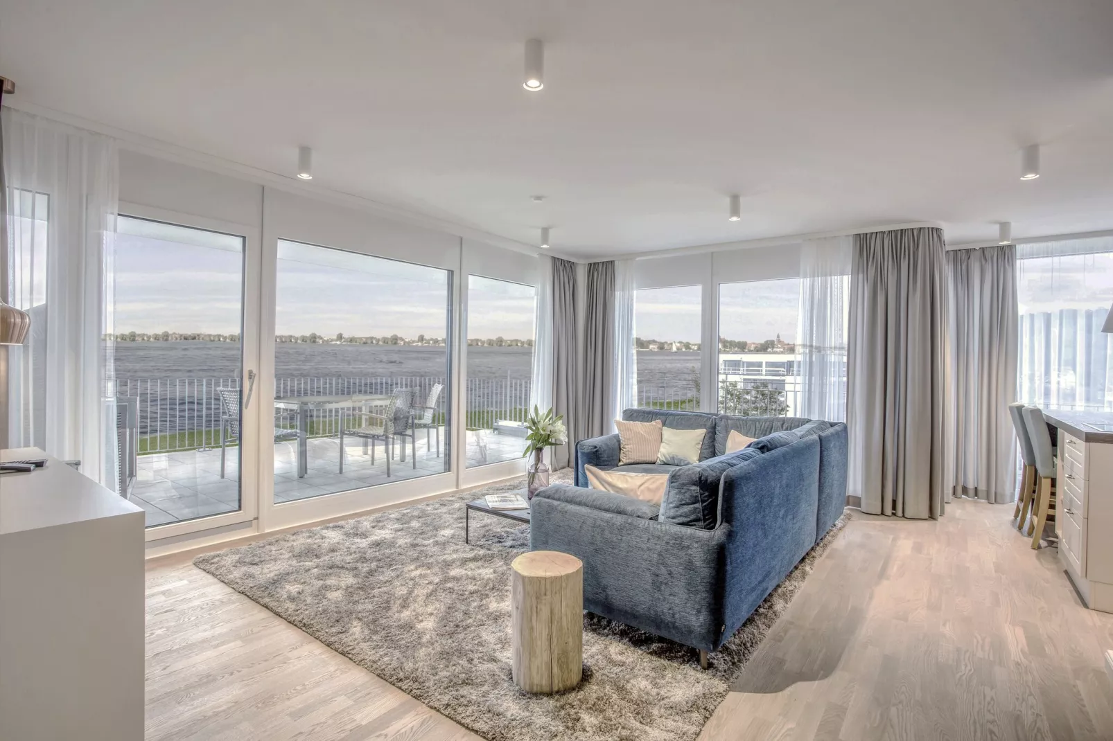 Apartments im MAREMÜRITZ Yachthafen Resort & Spa / Anker Penthouse Suite 2 Personen-Woonkamer