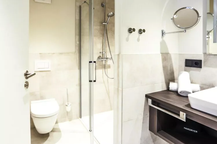Apartments im MAREMÜRITZ Yachthafen Resort & Spa / Anker Penthouse Suite 4 Personen-Badkamer