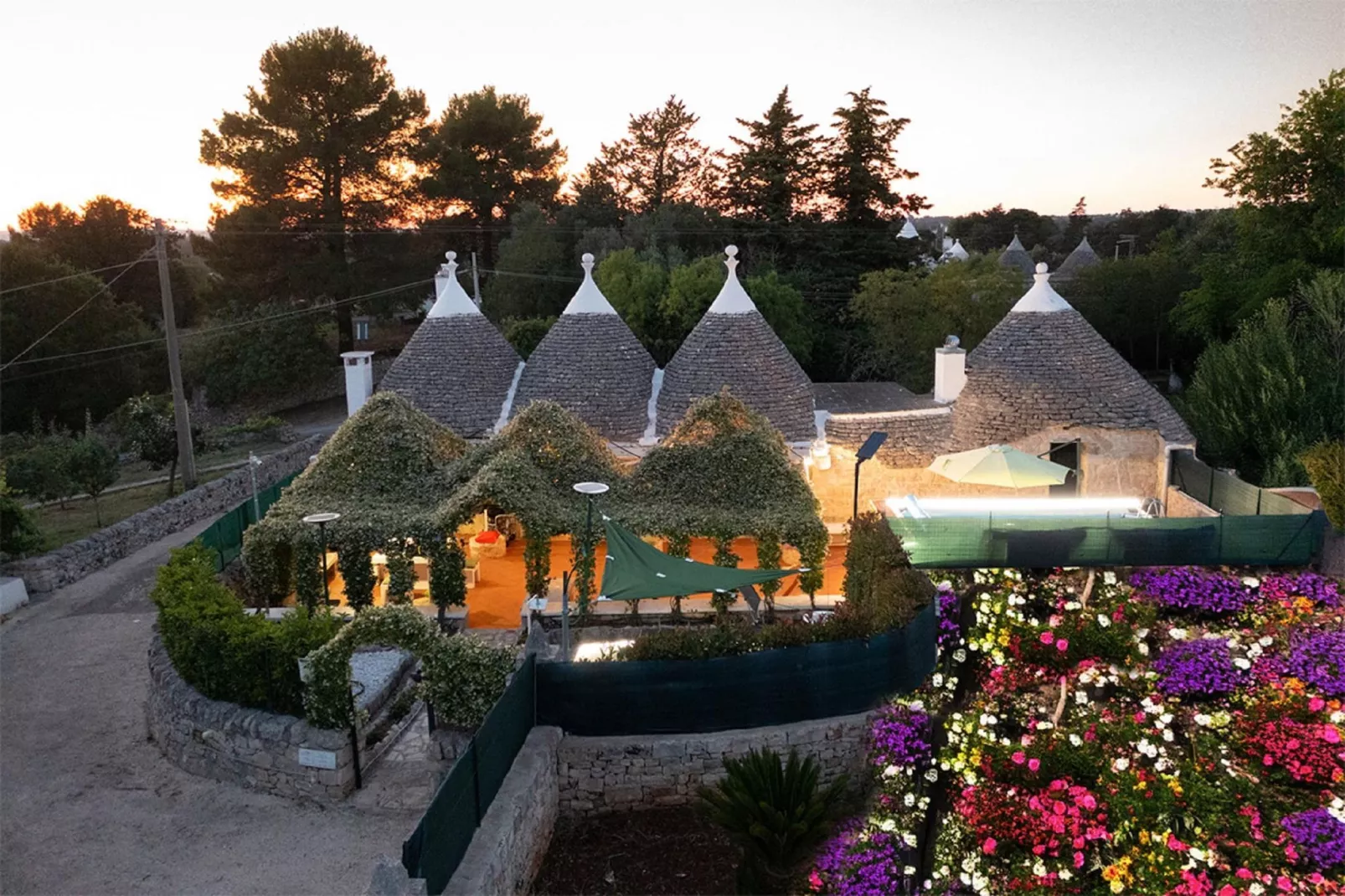 Trulli Fogge di Sauro-Buitenkant zomer