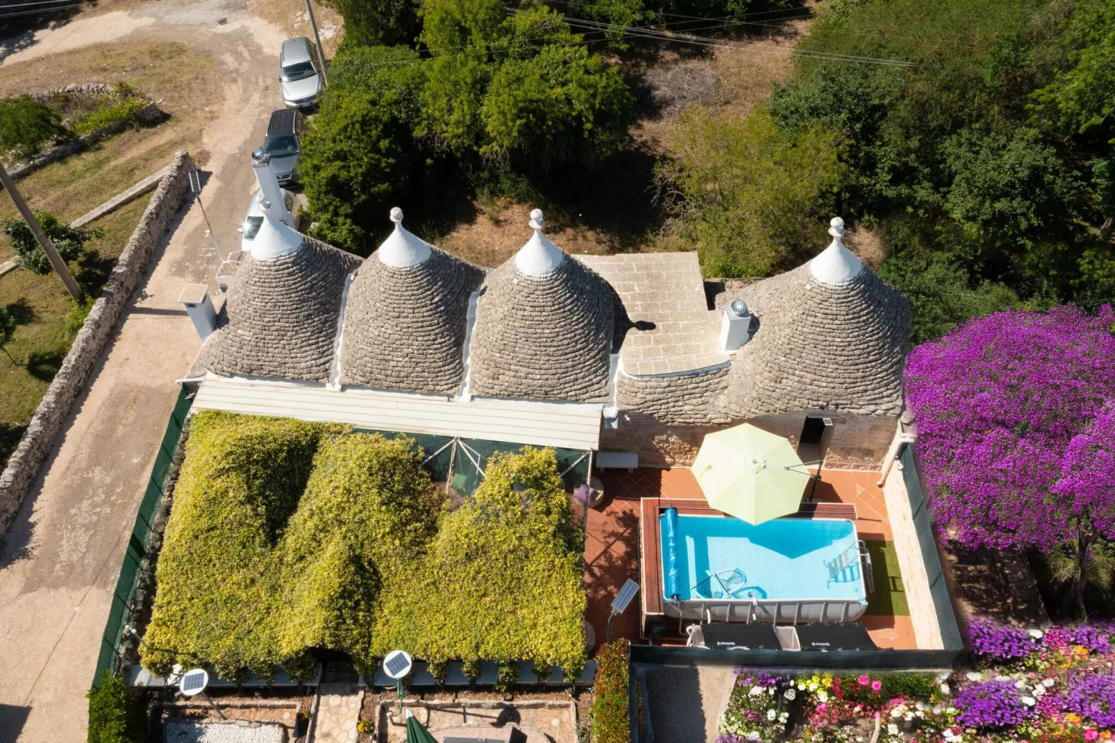 Trulli Fogge di Sauro-Buitenkant zomer