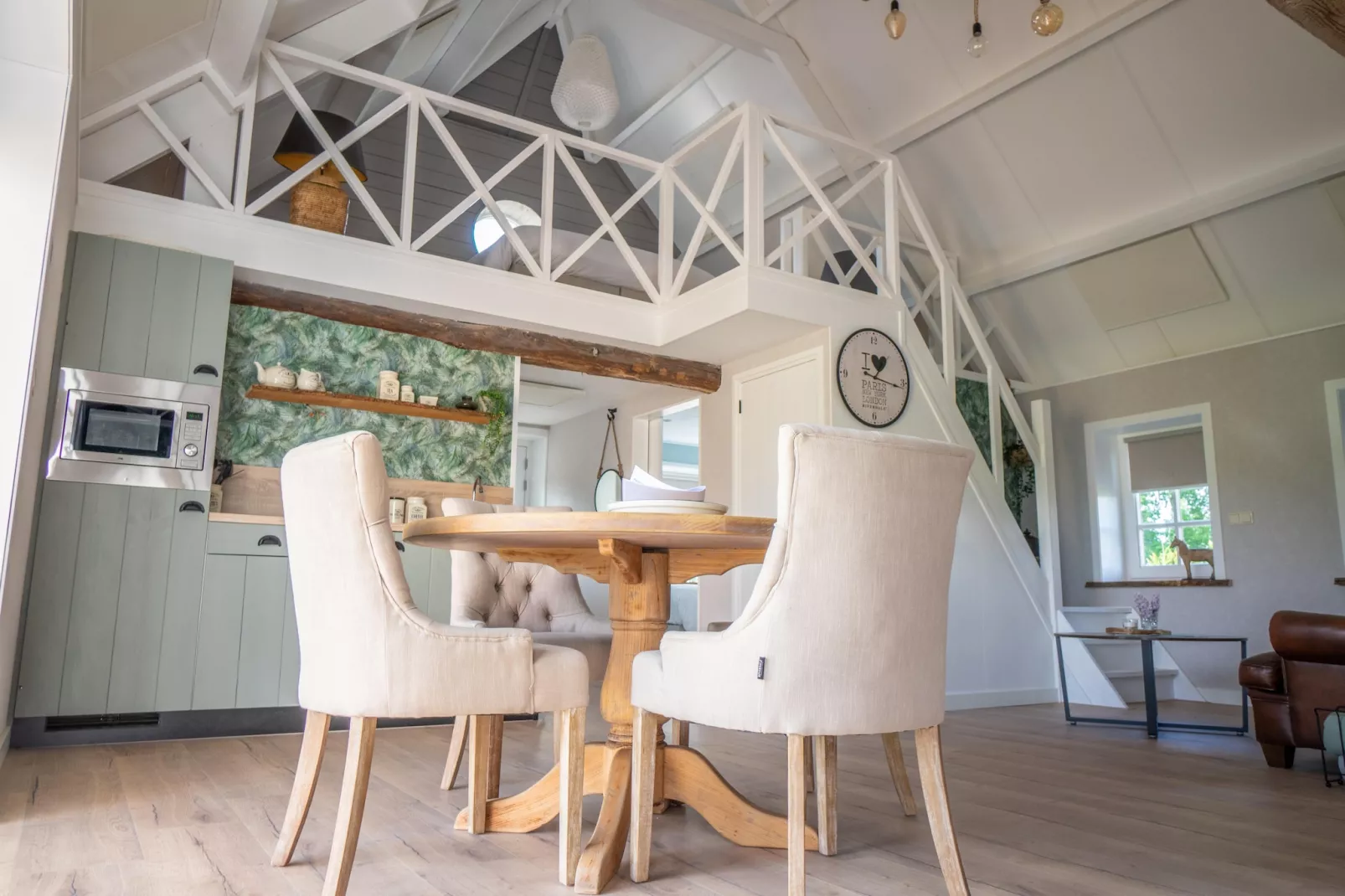 De woelige stal-Eetkamer