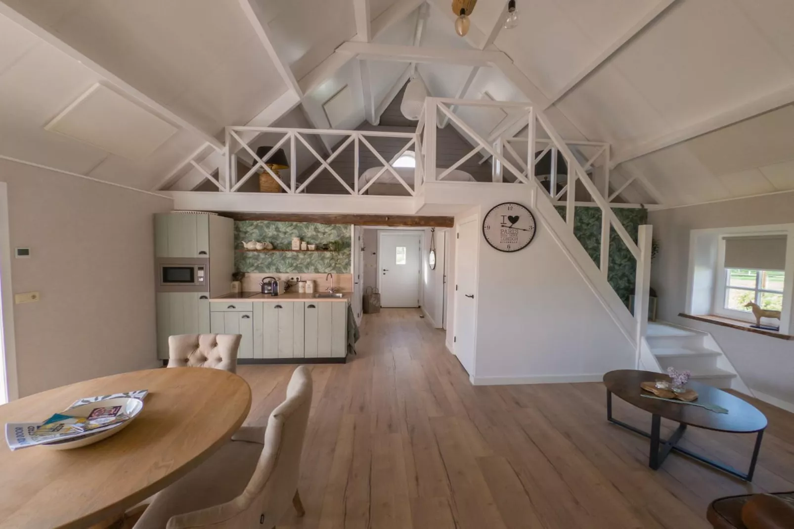 De woelige stal-Woonkamer