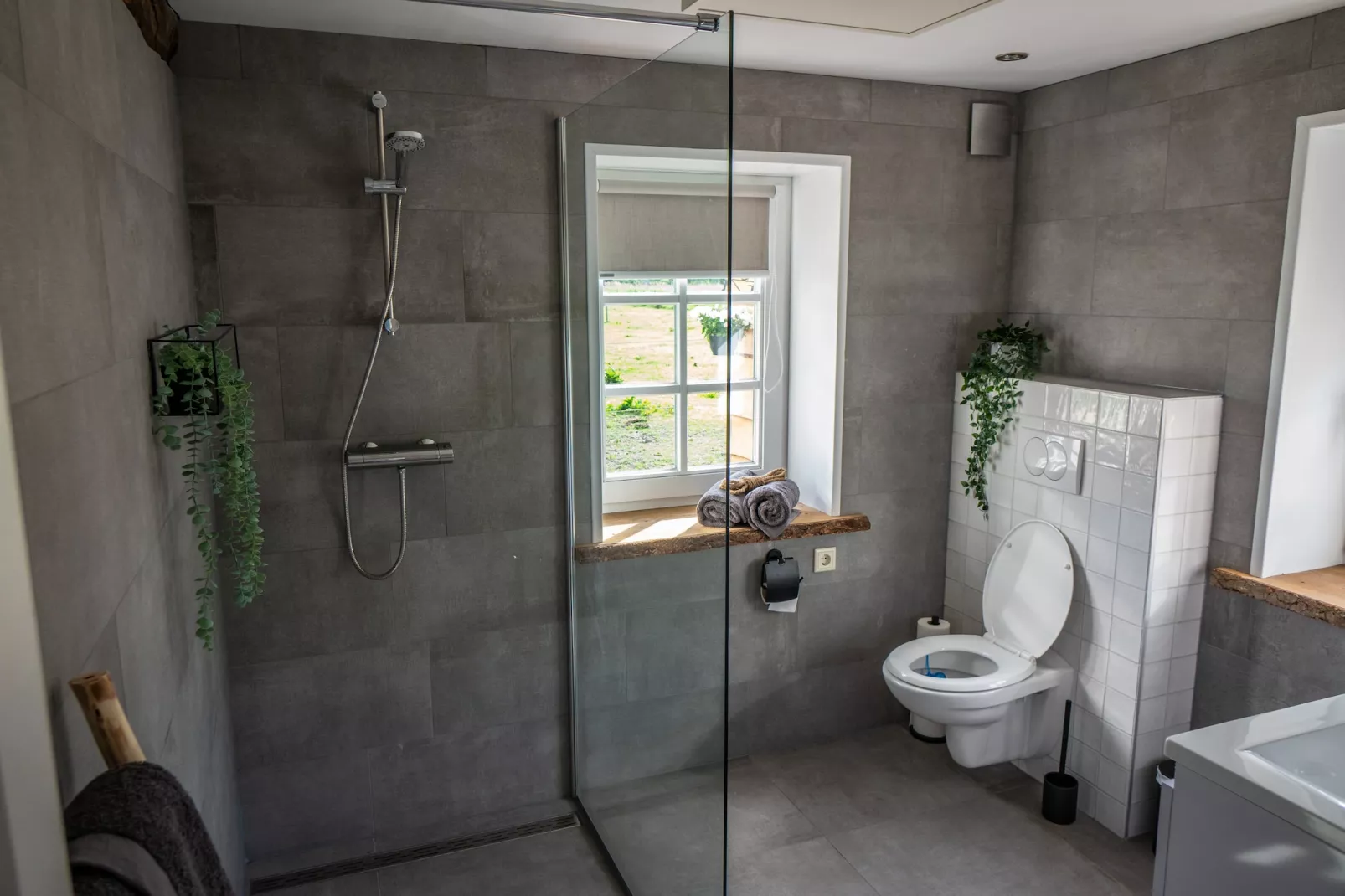 De woelige stal-Badkamer