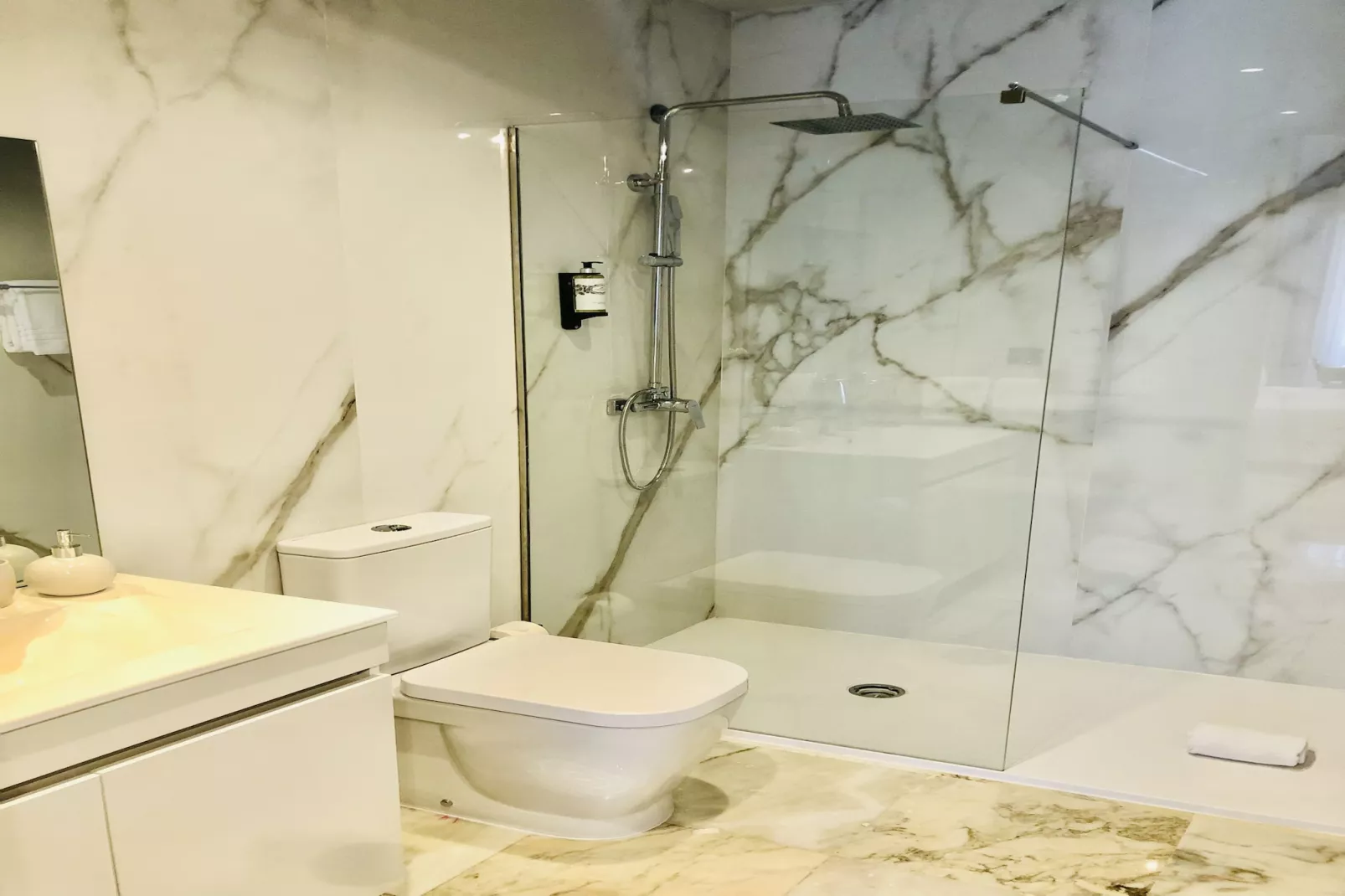 YOUROPO - Downtown 3A-Badkamer