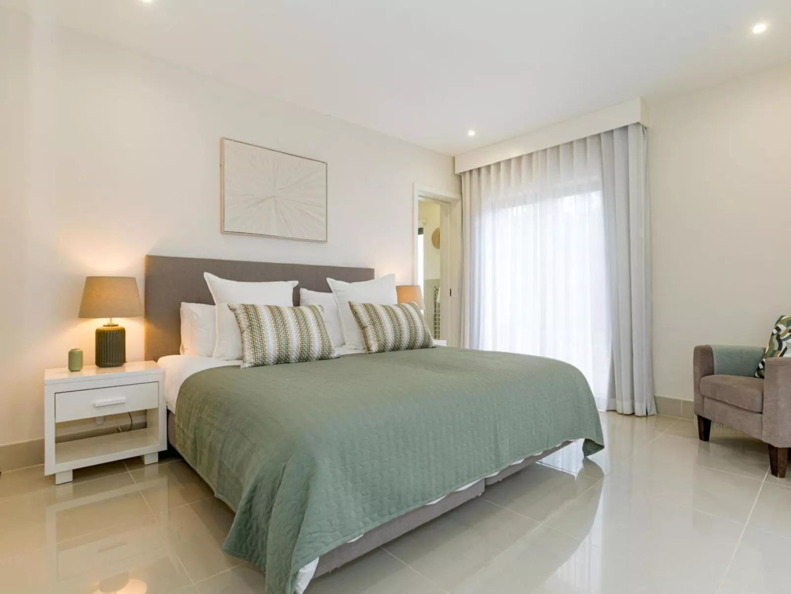 Pine Hills Reva Santuary Modern Elegance-Binnen