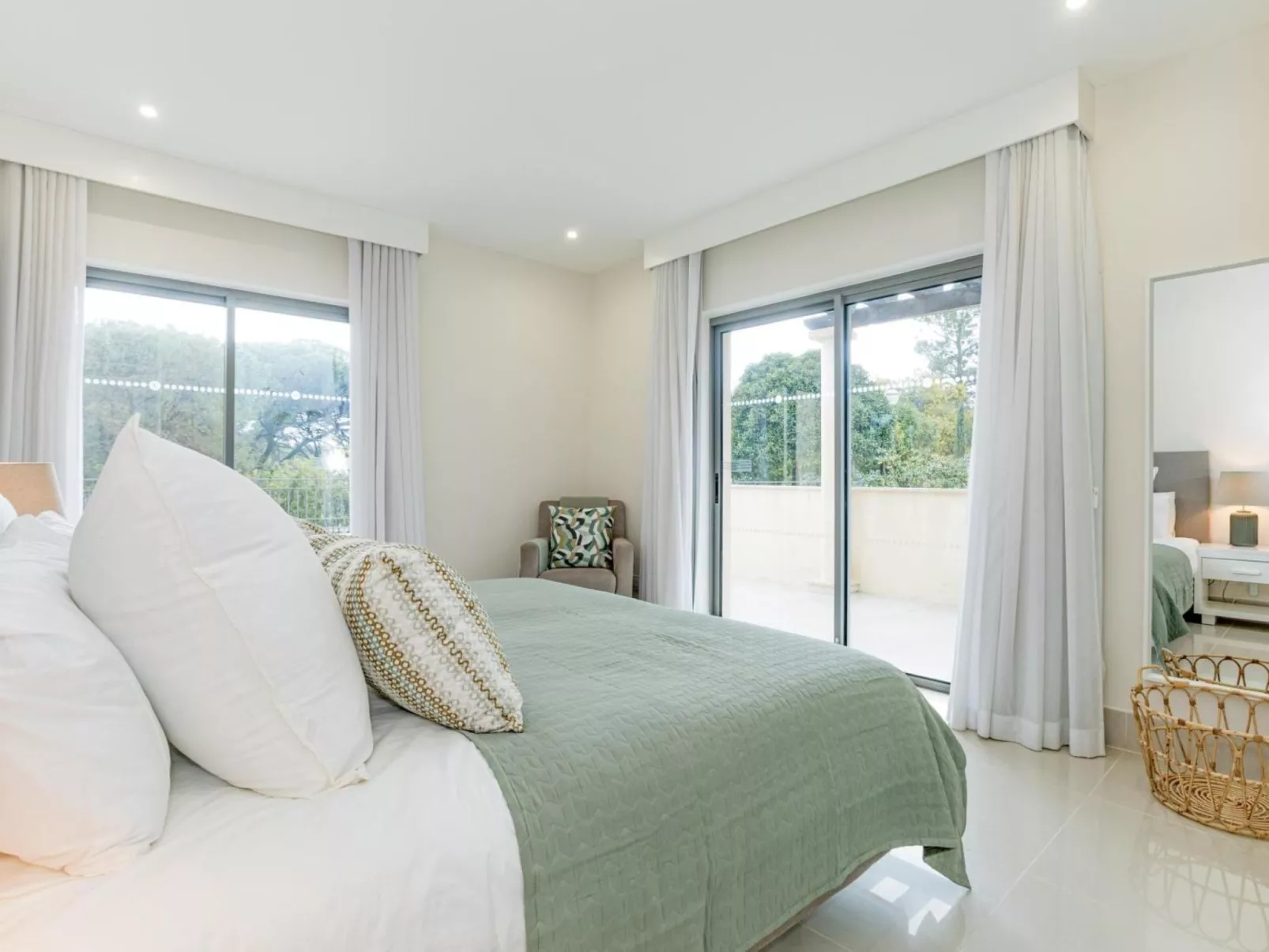Pine Hills Reva Santuary Modern Elegance-Binnen
