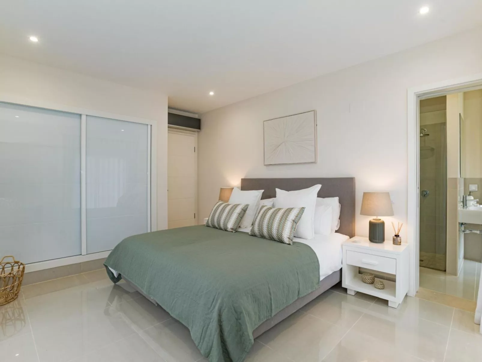 Pine Hills Reva Santuary Modern Elegance-Binnen