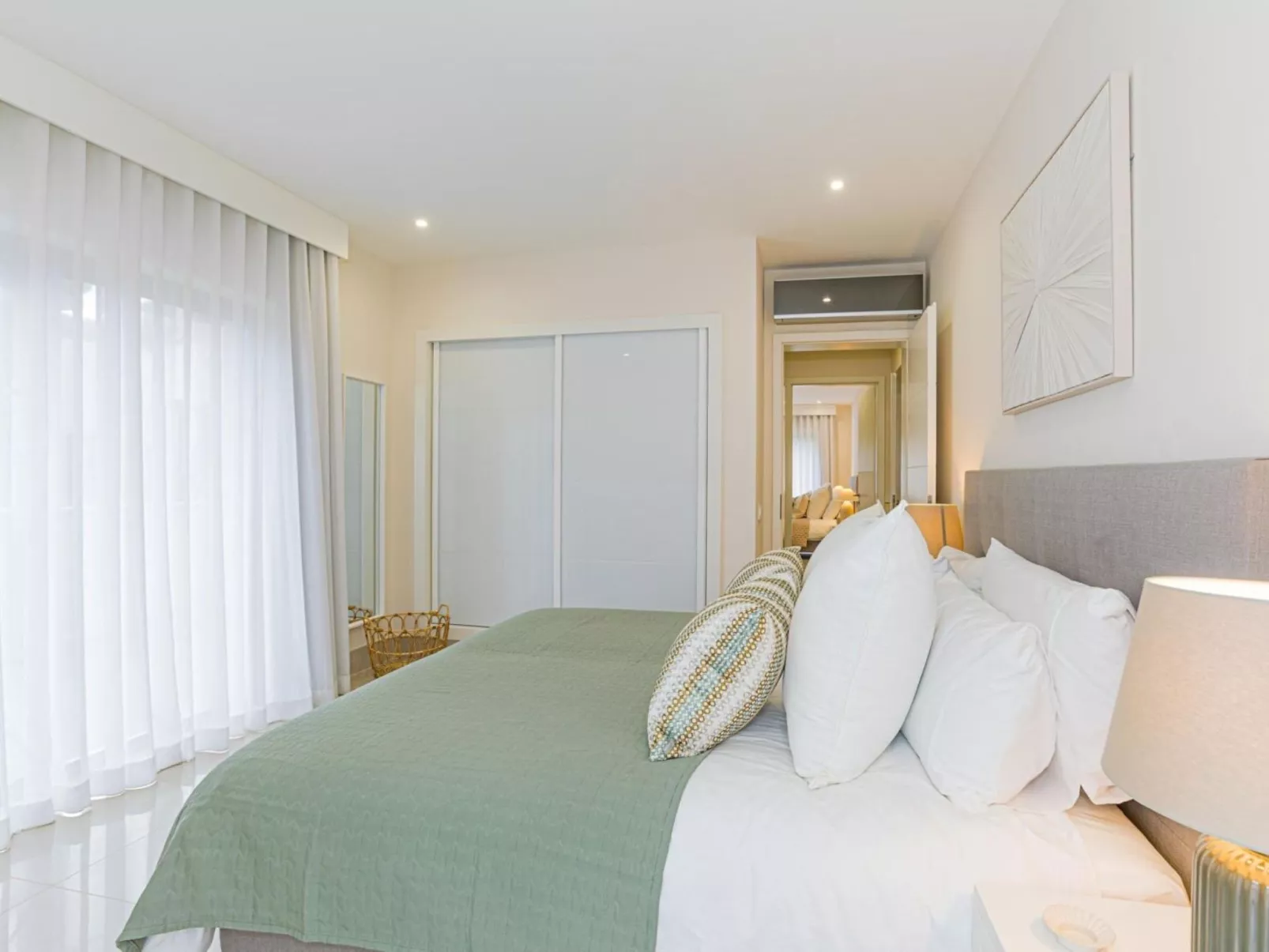 Pine Hills Reva Santuary Modern Elegance-Binnen