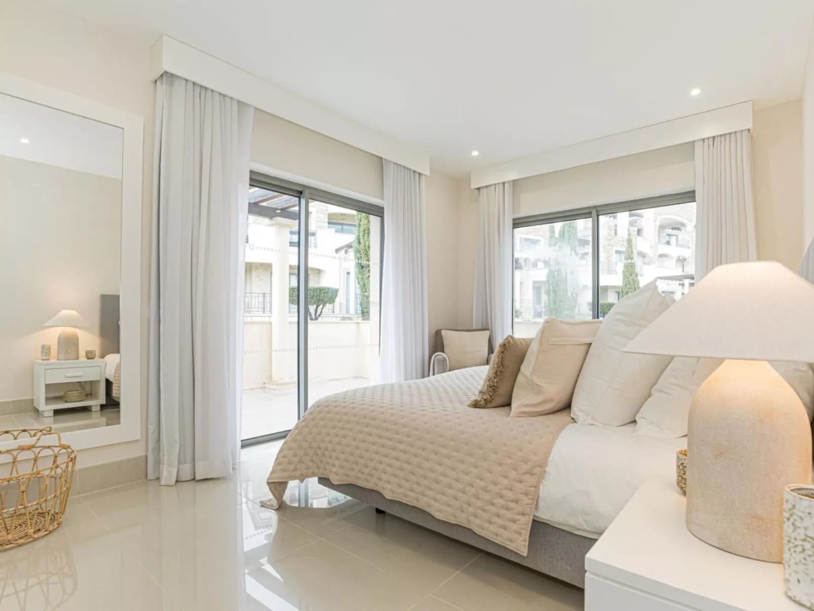 Pine Hills Reva Santuary Modern Elegance-Binnen