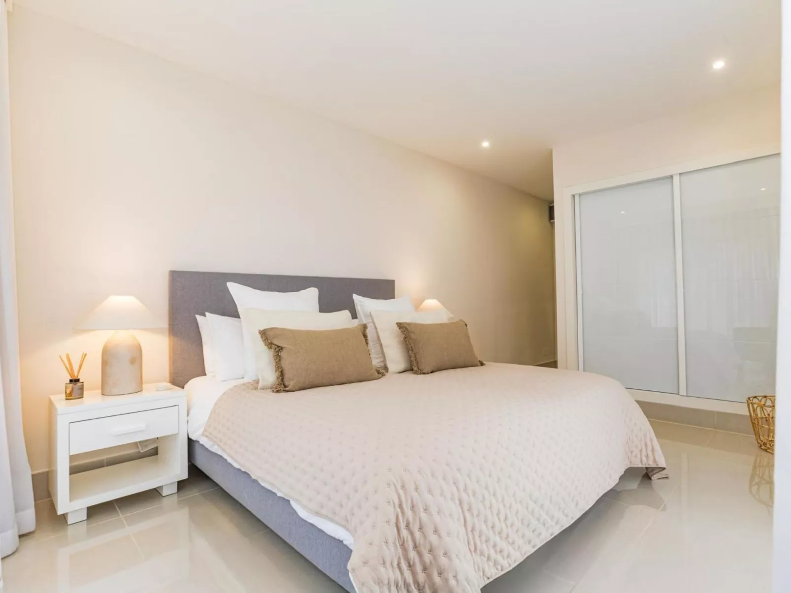 Pine Hills Reva Santuary Modern Elegance-Binnen