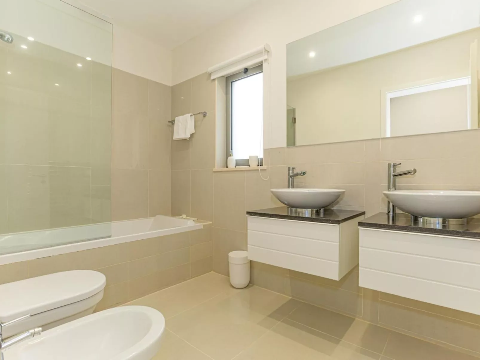 Pine Hills Reva Santuary Modern Elegance-Binnen