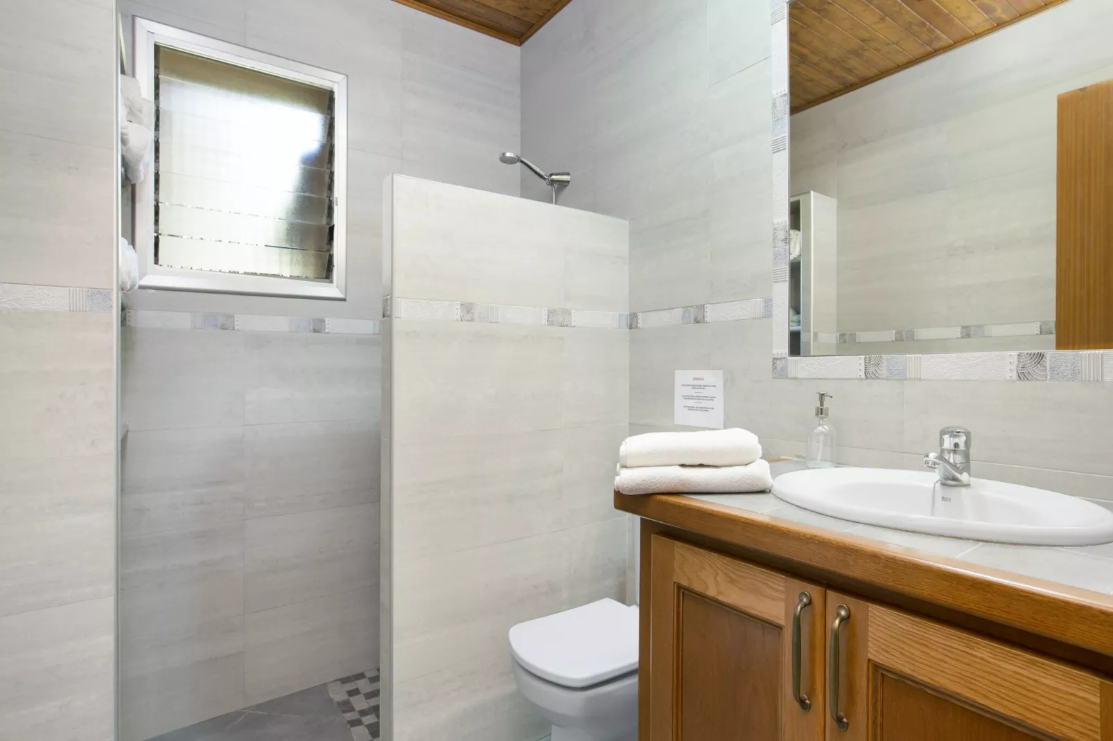 Cipresos 6pax-Badkamer