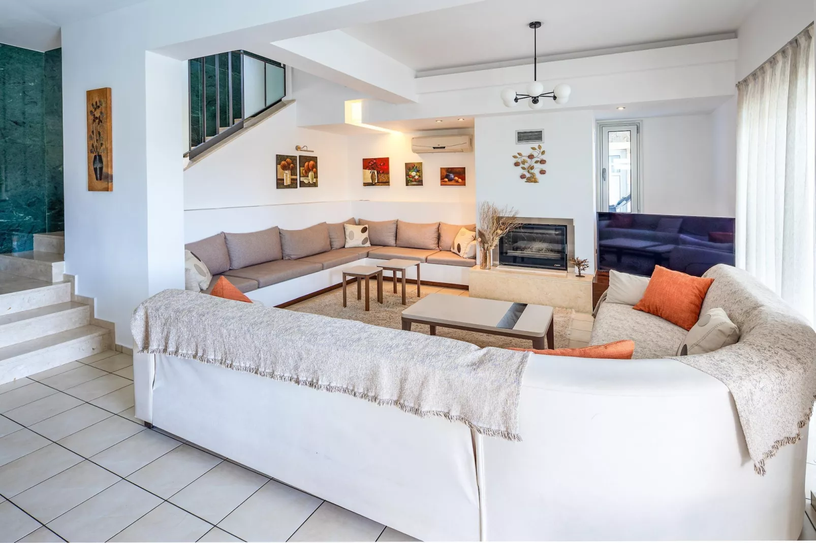 Villa Friends with private pool-Woonkamer