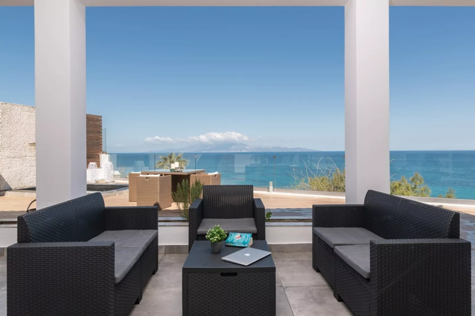 Luxury Villa Cavo Mare Meltemi with pool & jacuzzi-Terrasbalkon