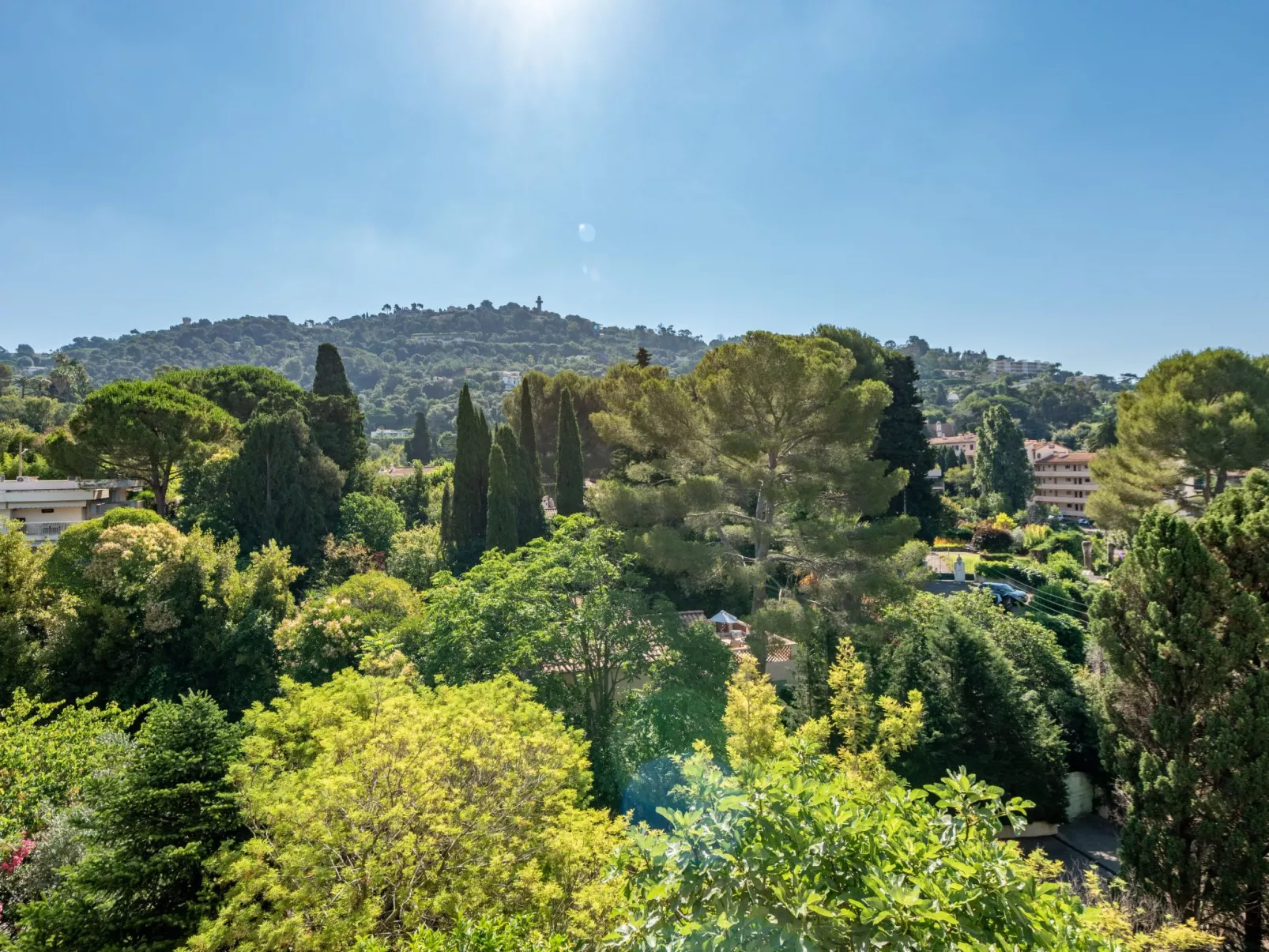 Le Val Riant-Buiten