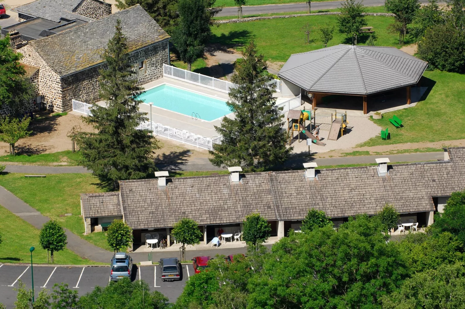 Saint-Julien-Chapteuil - Gîte 2 Pièces 4 Personnes 1  bébé-Buitenkant zomer