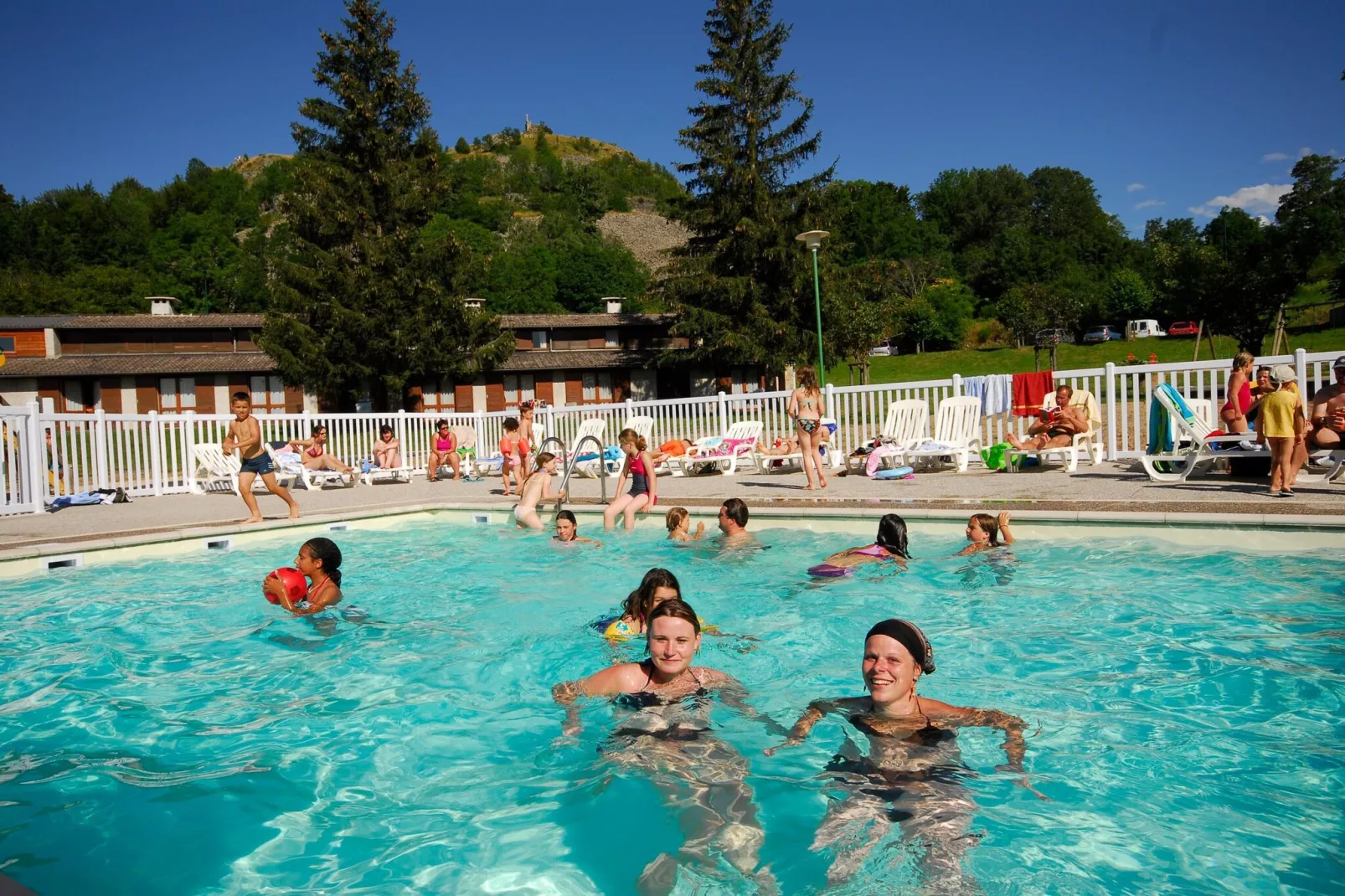 Saint-Julien-Chapteuil - Gîte 2 Pièces 4 Personnes 1  bébé-Zwembad