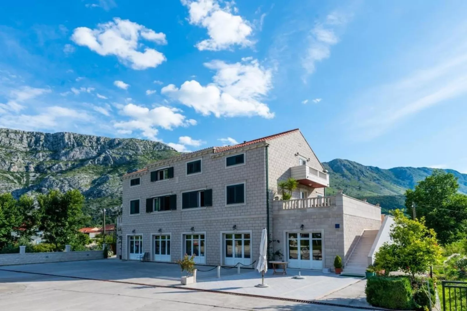 Apartments Azzurro- Three Bedroom Apartment with Terrace and Hot Tub ( Azzurro I-donji)-Buitenkant zomer