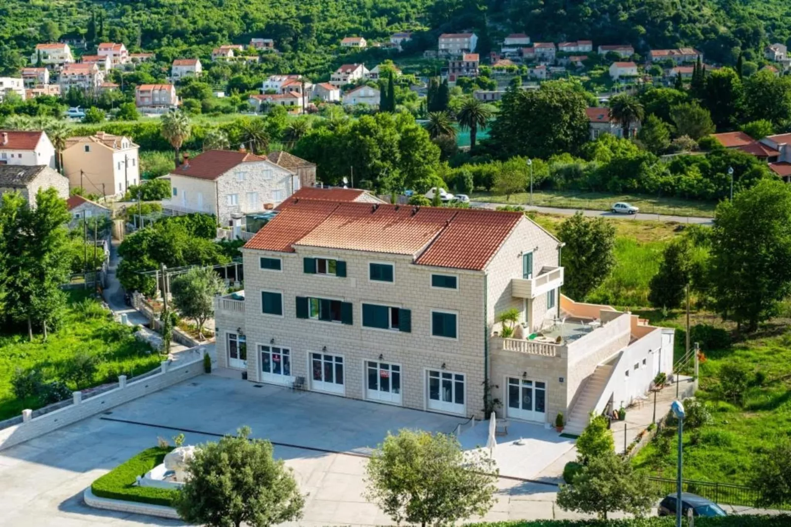 Apartments Azzurro- Three Bedroom Apartment with Terrace and Hot Tub ( Azzurro I-donji)-Buitenkant zomer