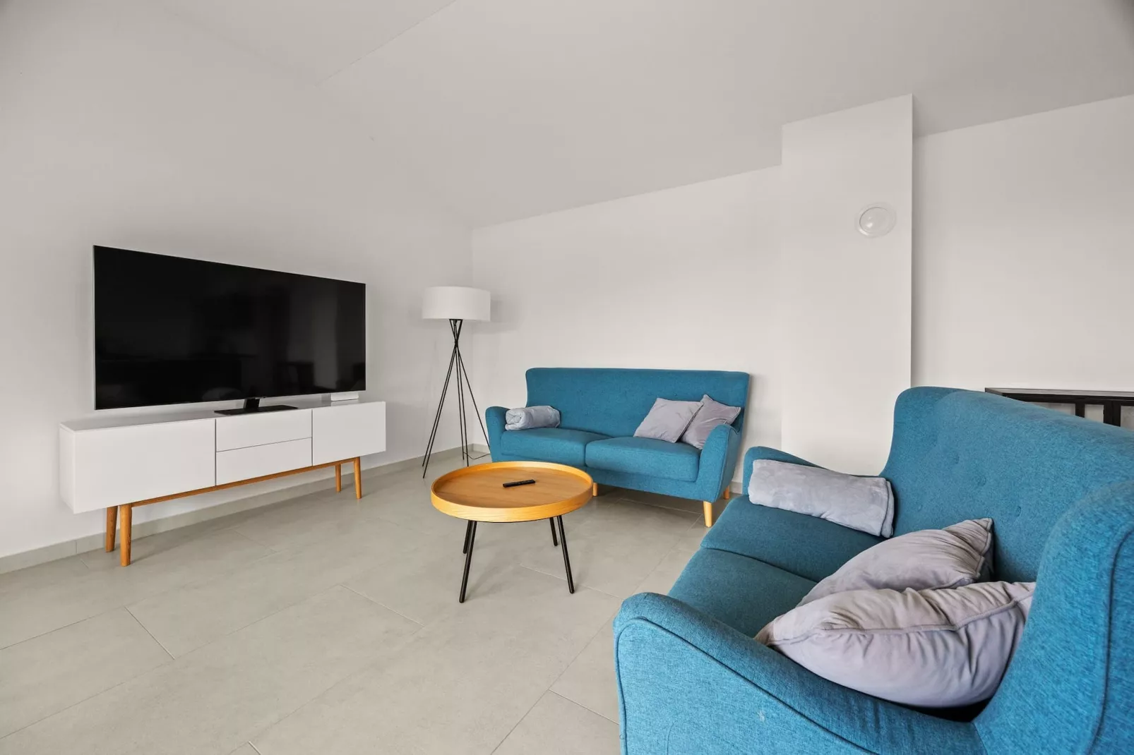 Enchanting Summer Apartment-Woonkamer