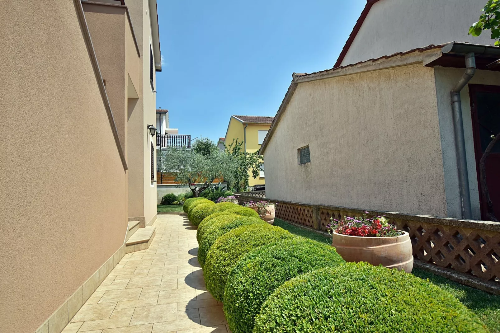 Tina & Denis - Apt Tina with Terrace and Garden-Tuinen zomer
