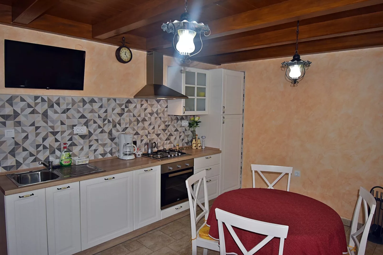 Tina & Denis - Apt Denis with Terrace and Garden-Keuken