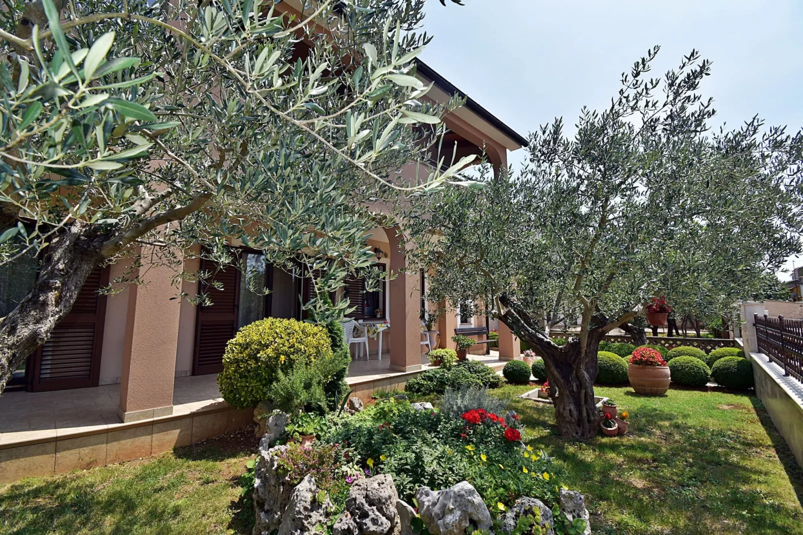Tina & Denis - Apt Denis with Terrace and Garden-Tuinen zomer