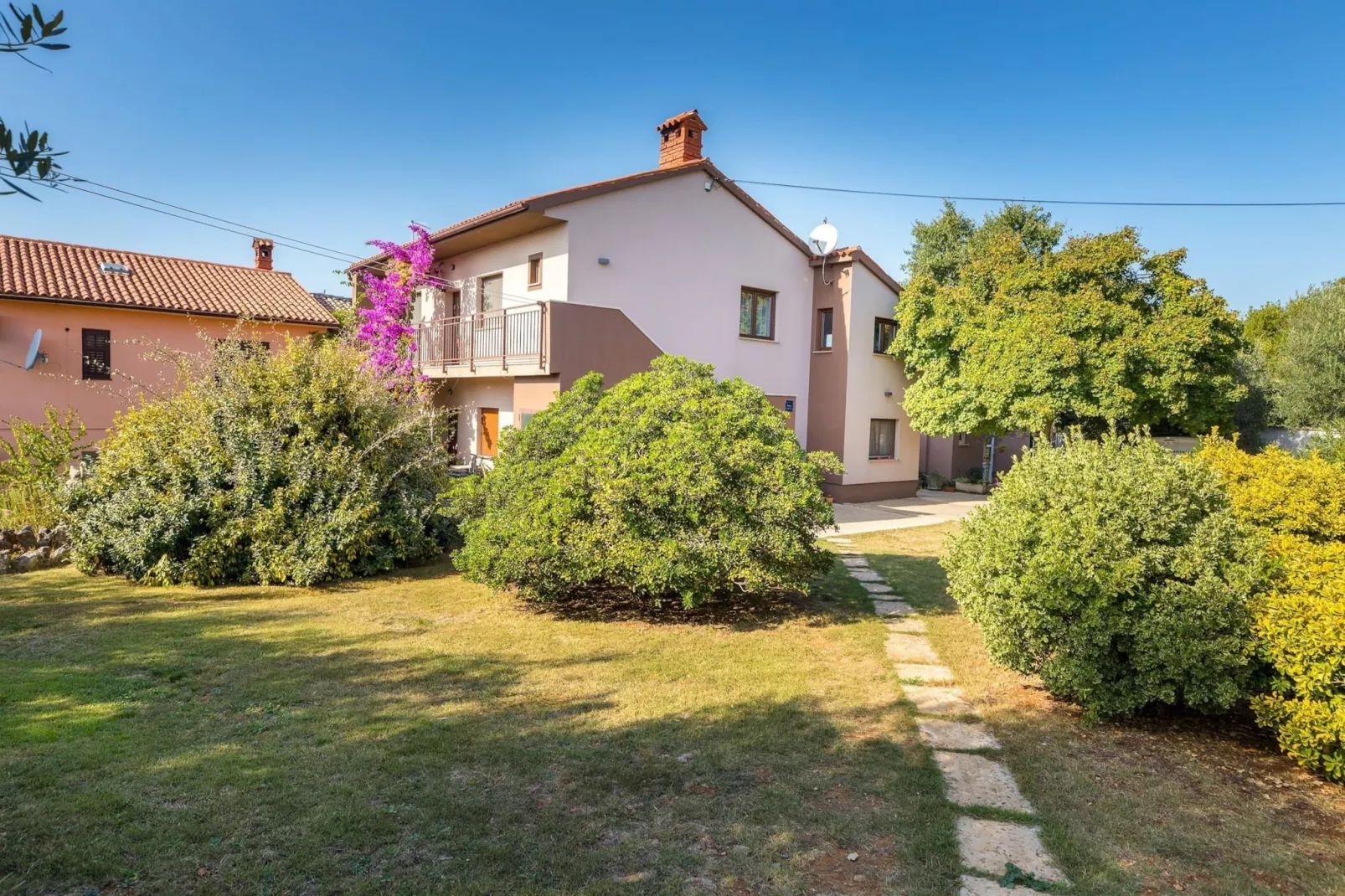Sabi Relax Zone Apartment - Private Pool & Jacuzzi-Buitenkant zomer