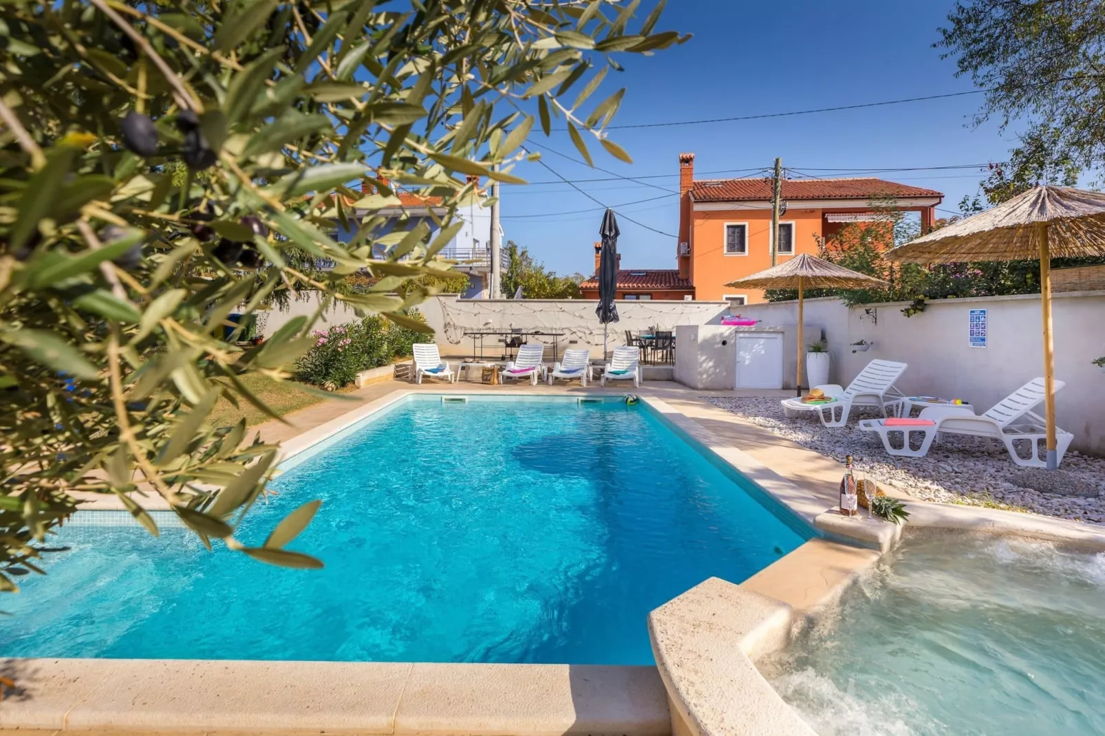 Sabi Relax Zone Apartment - Private Pool & Jacuzzi-Zwembad