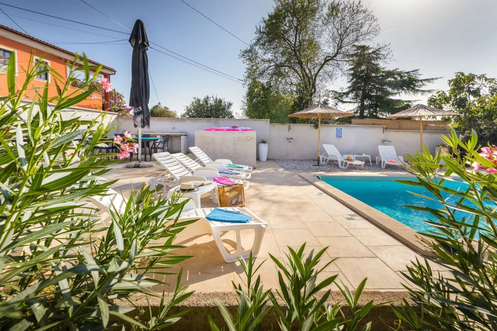 Sabi Relax Zone Apartment - Private Pool & Jacuzzi-Zwembad