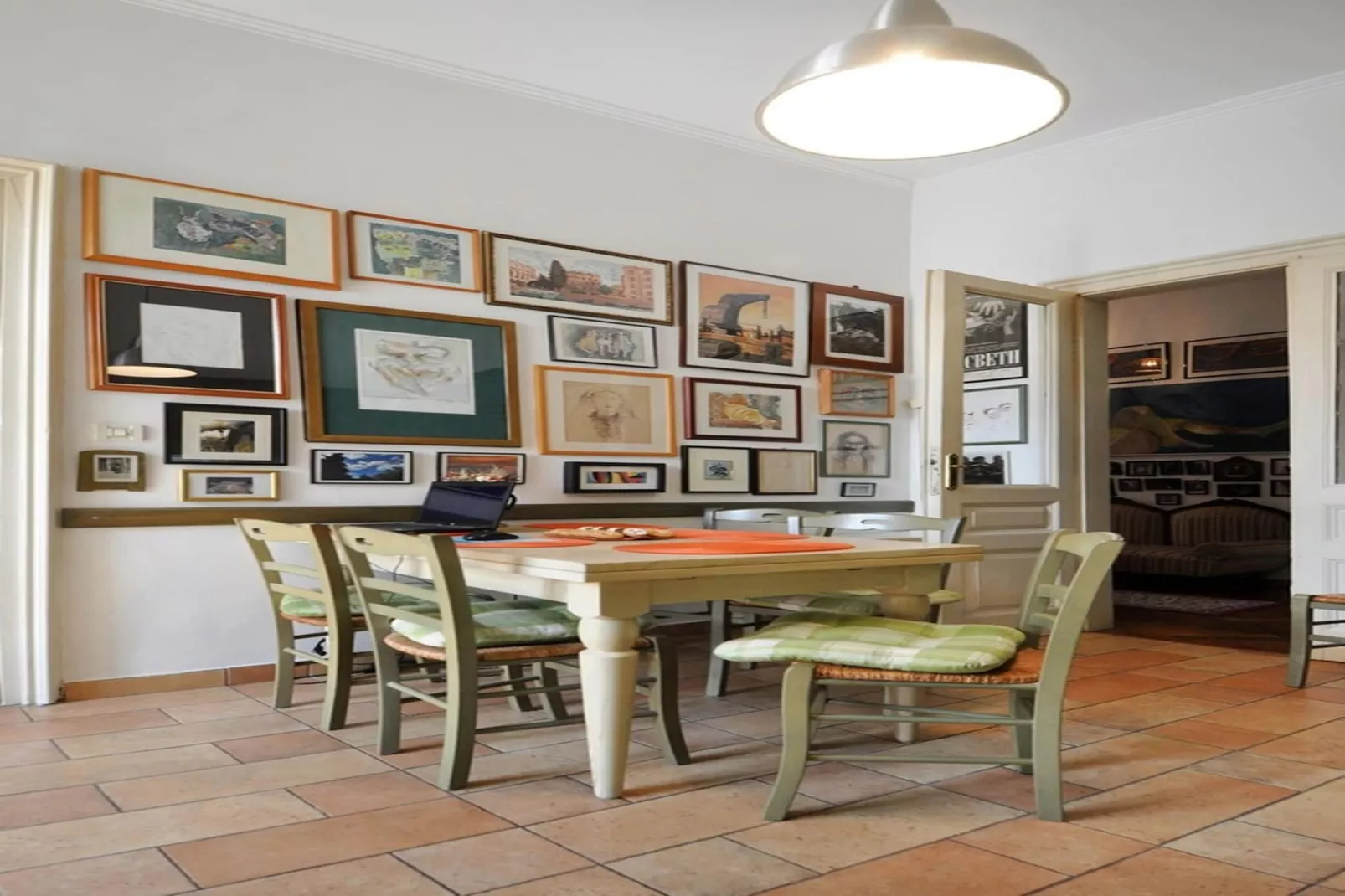 Amphitheater Art Apartment-Eetkamer