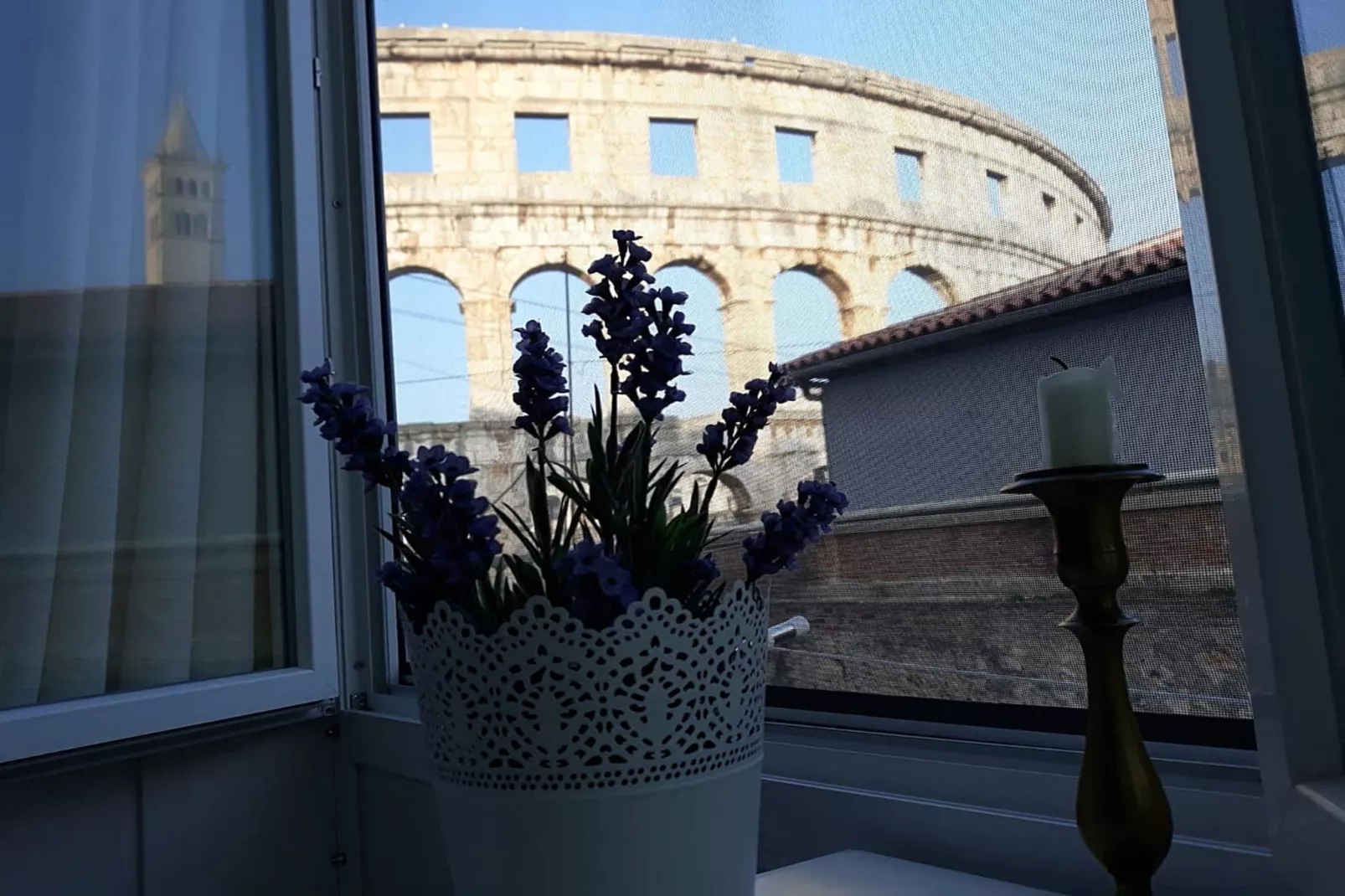 Amphitheater Art Apartment-Buitenlucht