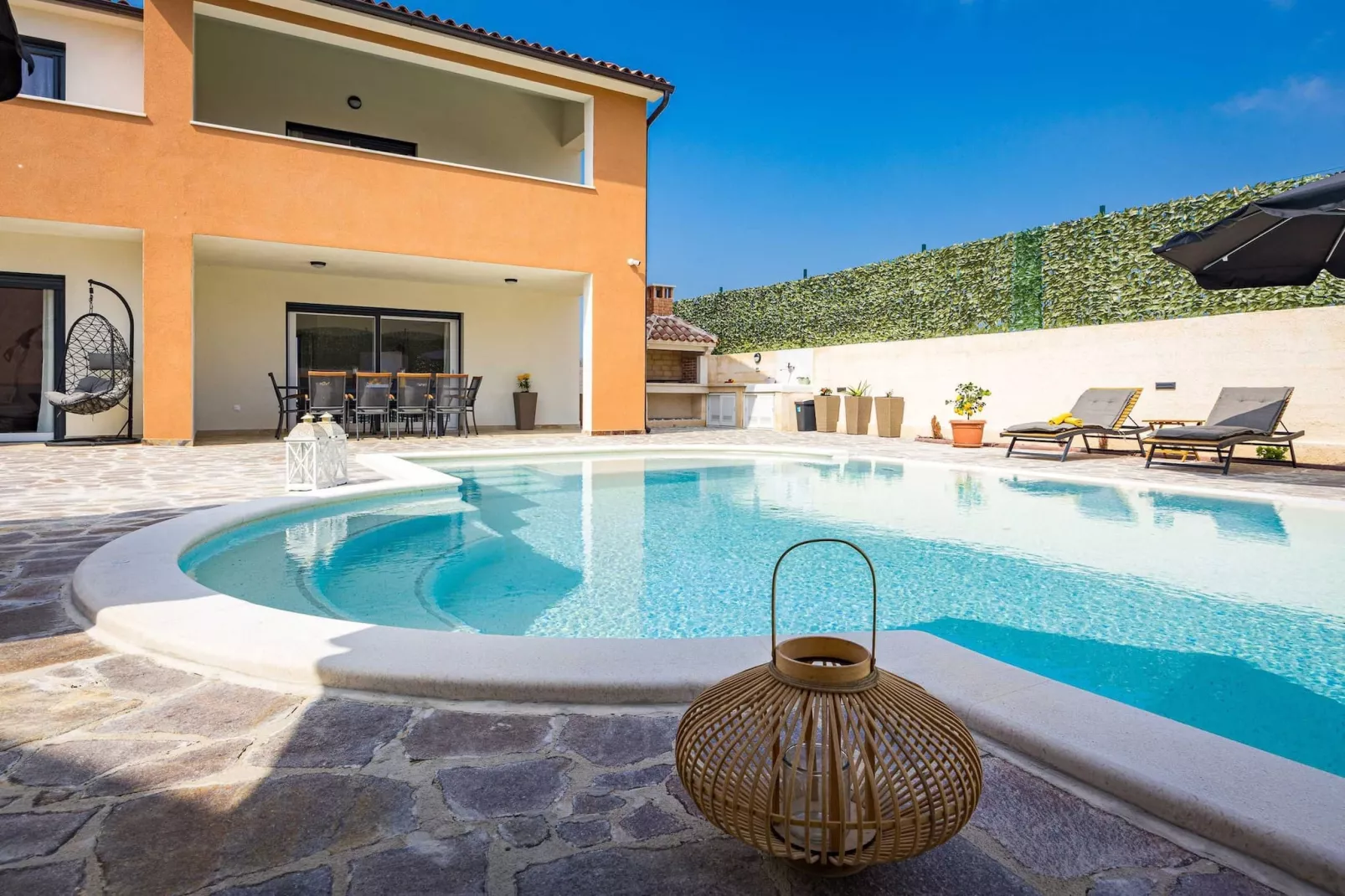 Villa Nur Amela with Pool, Jacuzzi, Darts-Zwembad