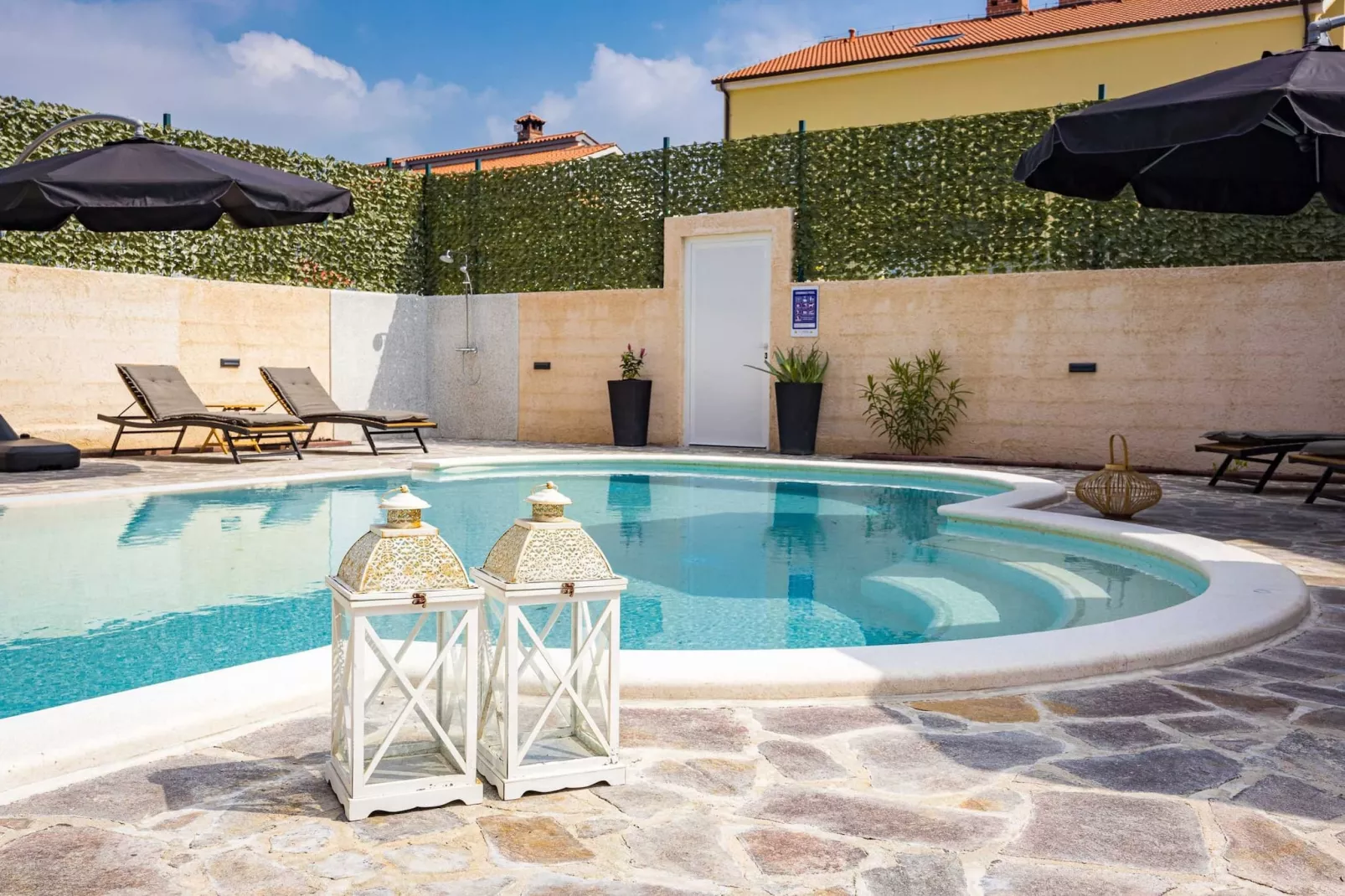 Villa Nur Amela with Pool, Jacuzzi, Darts-Zwembad