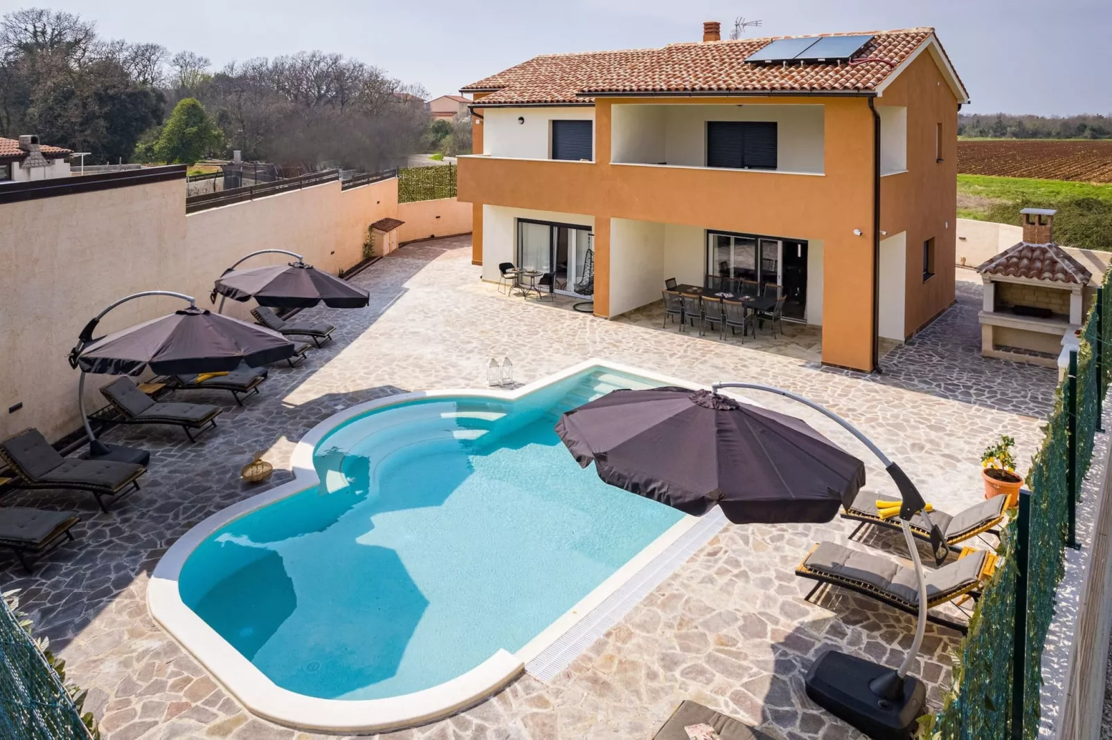 Villa Nur Amela with Pool, Jacuzzi, Darts-Zwembad